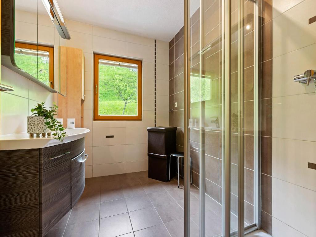 Kuchyň nebo kuchyňský kout v ubytování Sunlit Apartment near Ski Area in Hollersbach im Pinzgau