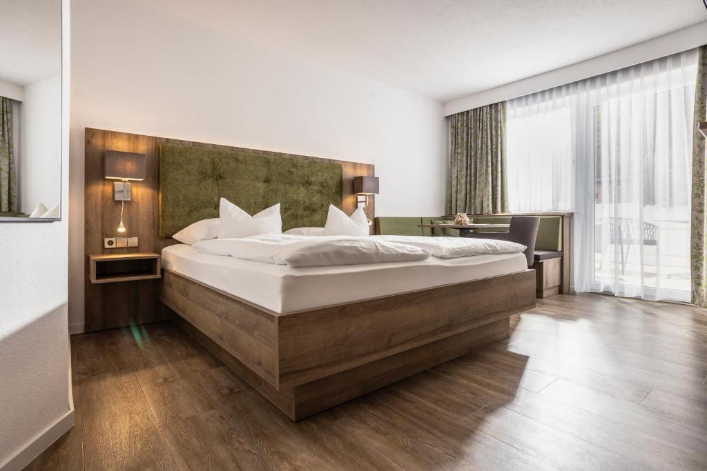 Postel nebo postele na pokoji v ubytování Landhotel Waldeck