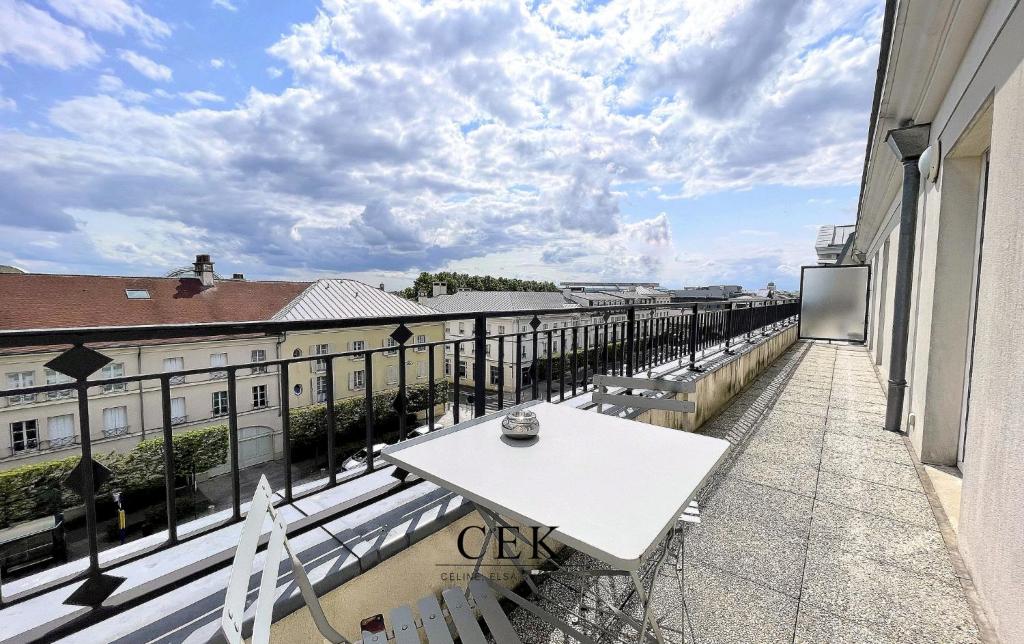 un balcon avec une table et des chaises sur un immeuble dans l'établissement DANUBE4 Top floor apartment 6-8pers Disneyland, à Serris