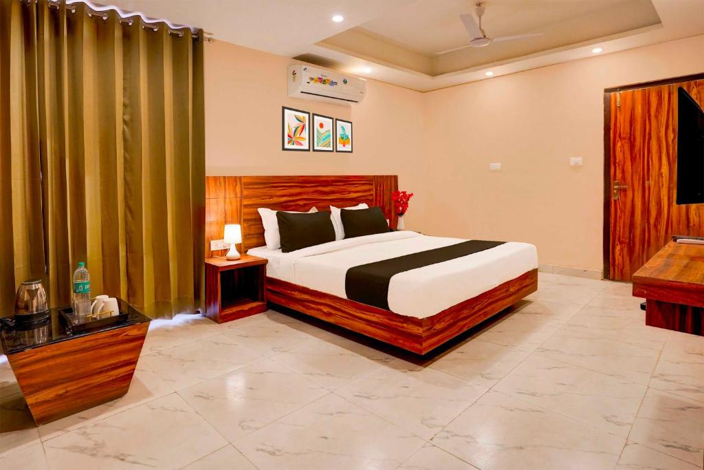 un dormitorio con una cama en una habitación con en Townhouse Oak Alwar Railway Junction, en Alwar
