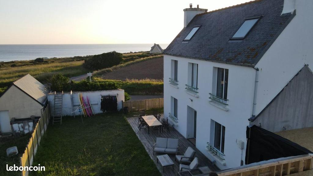 une maison blanche avec vue sur l'océan dans l'établissement Soul Surfing Camp, à Plozévet