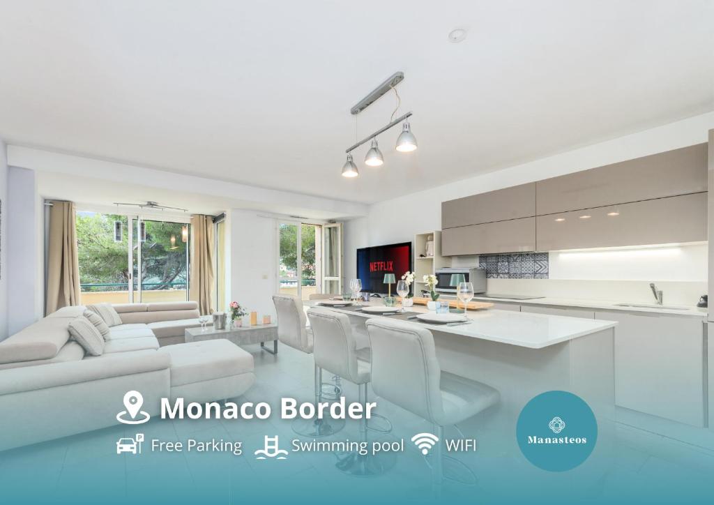 - une cuisine blanche avec un canapé et une table dans l'établissement Charmante maison - Proche Monaco - Piscine partagée - DP, à Beausoleil