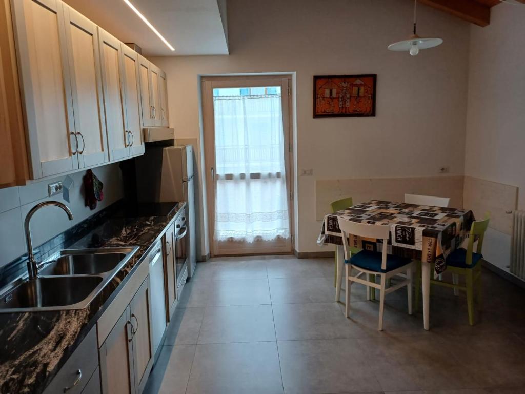 Kuchyň nebo kuchyňský kout v ubytování Casa Bresadola - Pellizzano