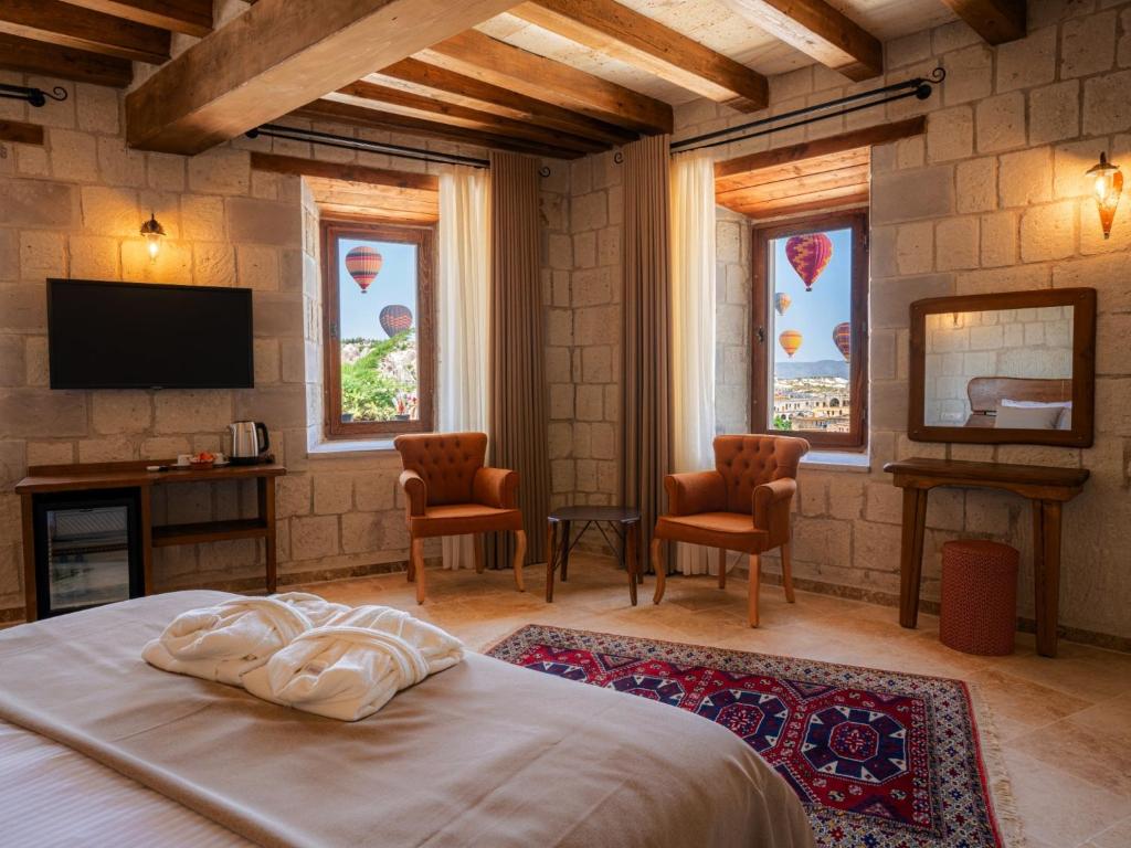A bed or beds in a room at Tulip Cave Suites