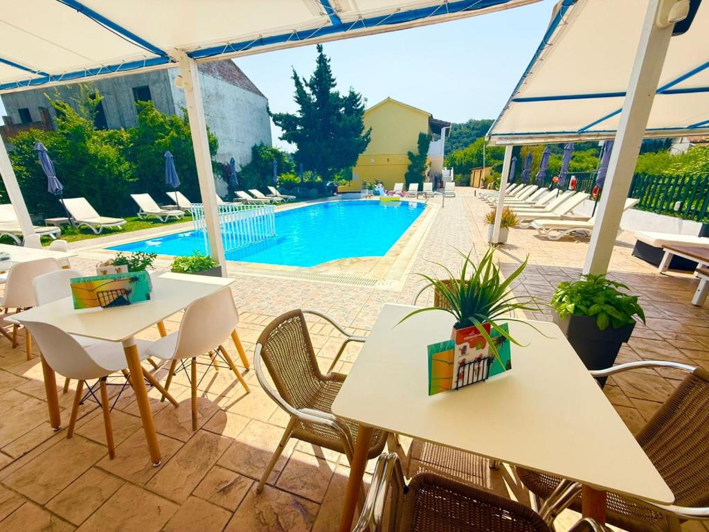 Bazén v ubytování Melitsa corfu hotel nebo v jeho okolí