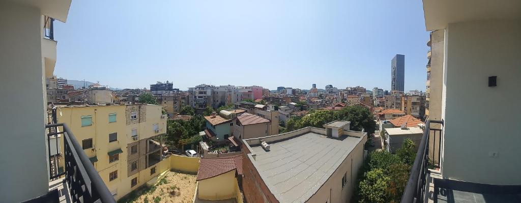 Nespecifikovaný výhled na destinaci Tirana nebo výhled na město při pohledu z penzionu