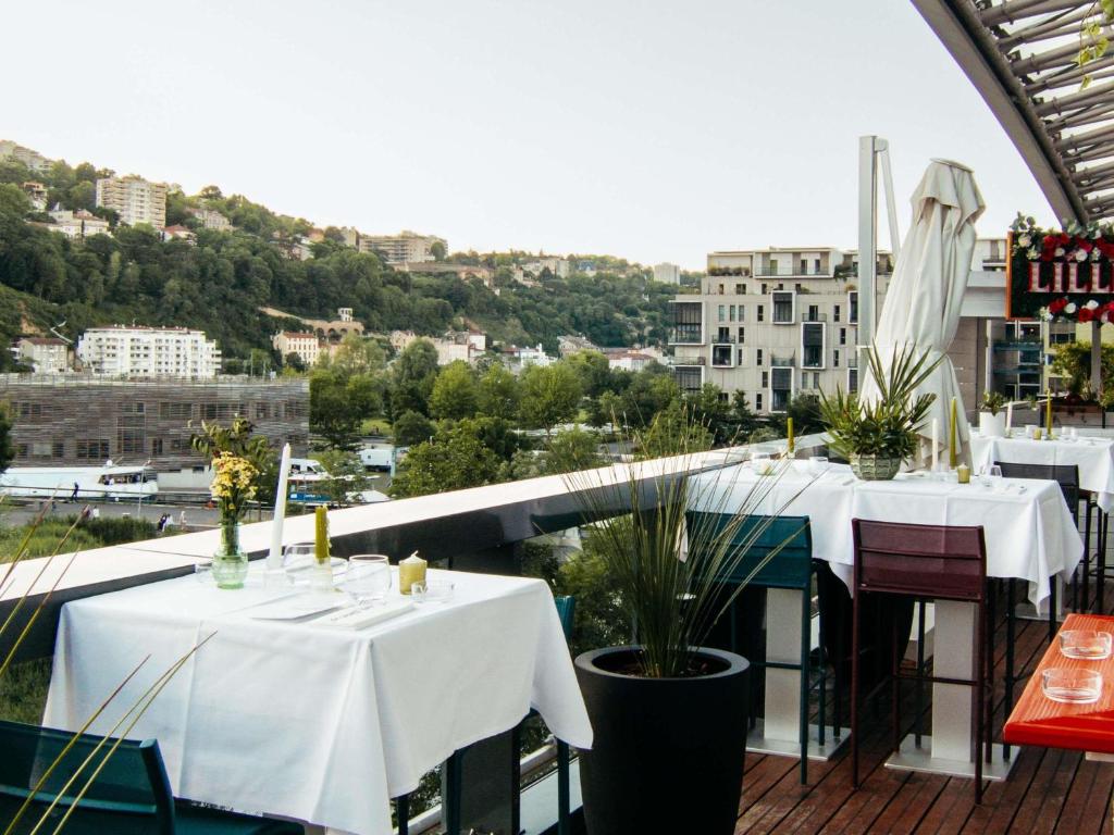 Nespecifikovaný výhled na hory nebo výhled na hory při pohledu z hotelu