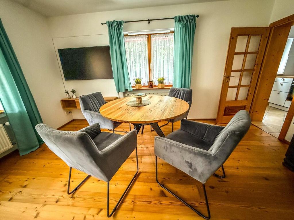 TV a/nebo společenská místnost v ubytování Ferienwohnung Rauszeit
