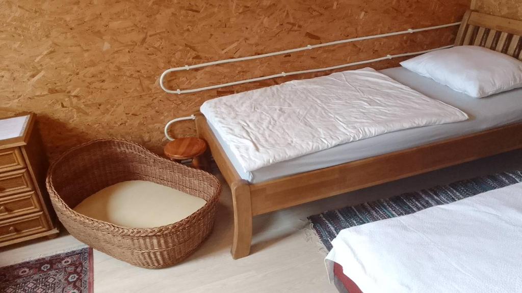 Postel nebo postele na pokoji v ubytování Kunstwerk Usedom & Fahrradherberge