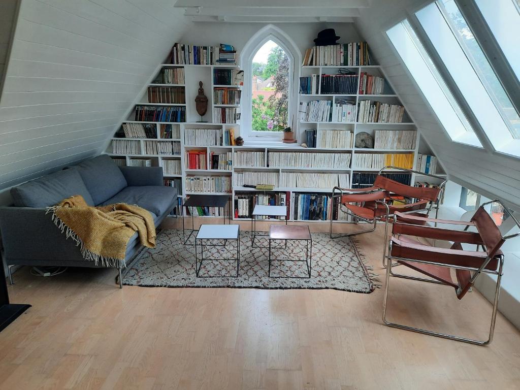 a living room with a couch and a book shelf at Beautiful flat, 30 min away from central London in Bromley
