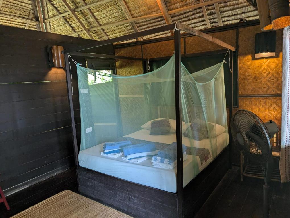 Postel nebo postele na pokoji v ubytování Rimba Resort - Dive Centre & Spa