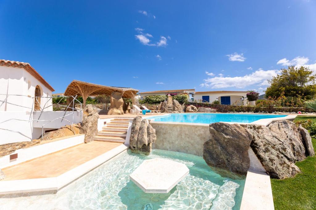 ein Pool mit Felsen im Hof in der Unterkunft Menhir Boutique Apartments- Adult Only- by Obiettivo vacanza Budoni in Tanaunella