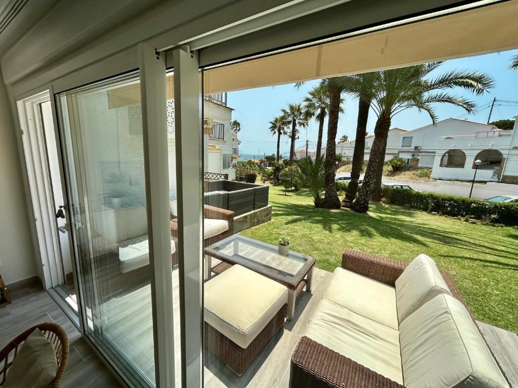 parawan na werandzie z widokiem na ocean w obiekcie Super Holiday Las Buganvillas garden and sea views w mieście Mijas Costa