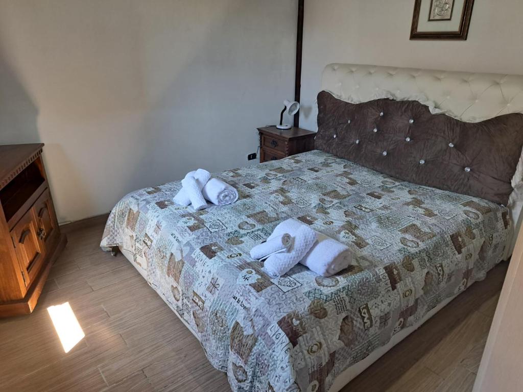 Un pat sau paturi într-o cameră la Villino Jole - Dépendance in Villa