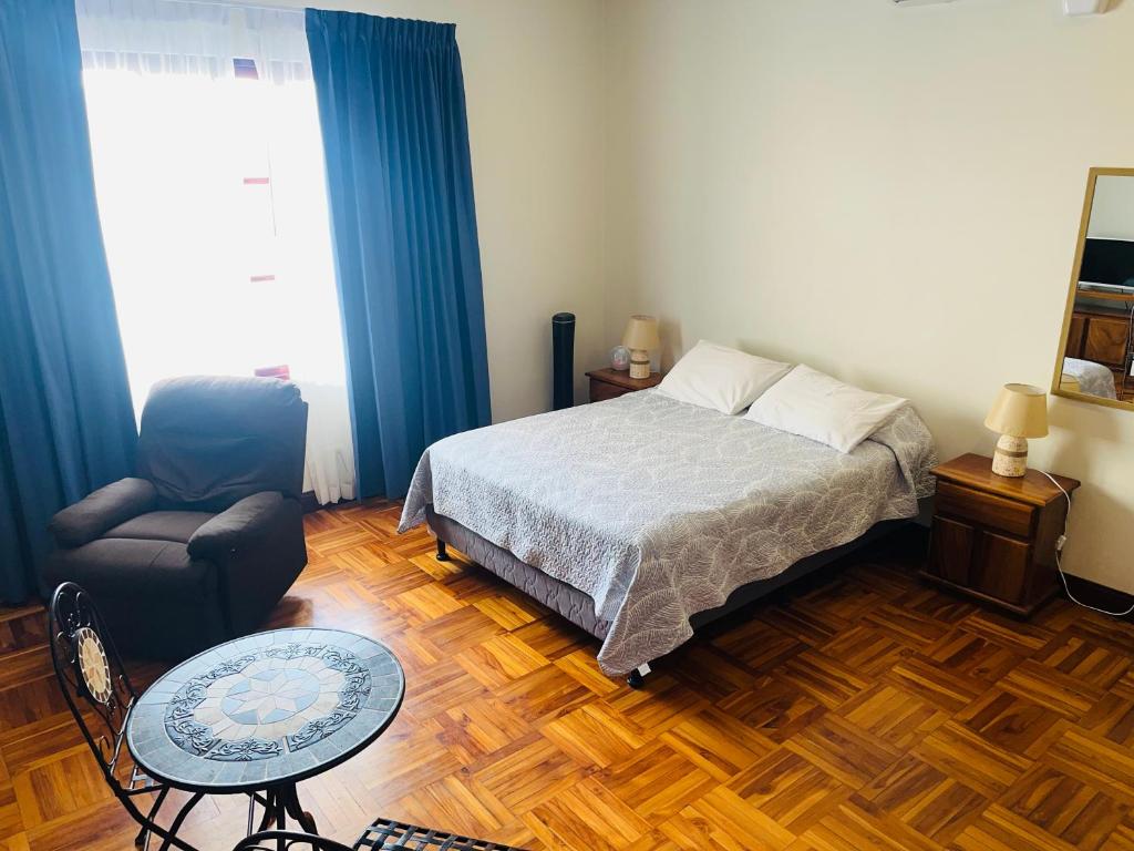 Postel nebo postele na pokoji v ubytování Ester`s Place