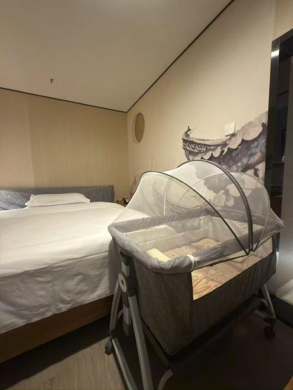 Postel nebo postele na pokoji v ubytování East Sacred Hotel ᴸᴱO Celebrating our 1st anniversary ---Foreign Accept English-Speaking Team--- 2 mins-walk to Subway丨Customized Tour Better-Live like a Local丨Near Tiananmen Forbidden丨Free Laundry,coffee,snacks and wifi-unlimited Software Leo