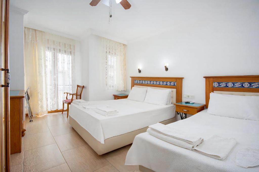 Postel nebo postele na pokoji v ubytování Datca Kilic Hotel