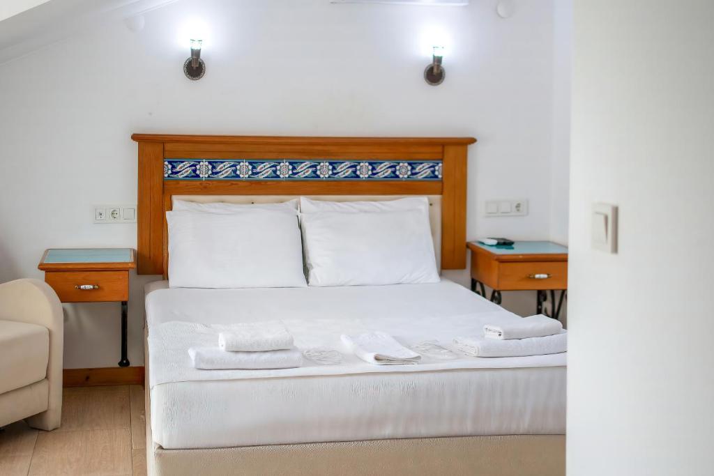 Postel nebo postele na pokoji v ubytování Datca Kilic Hotel