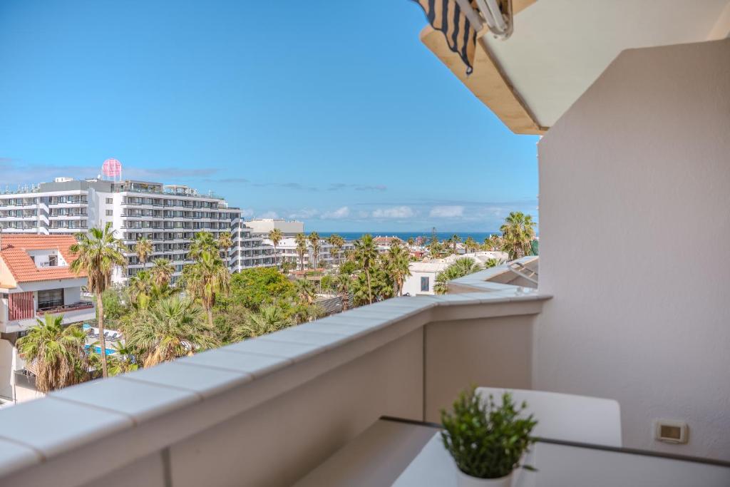 A balcony or terrace at GO2TENERIFE Apart'Luna Pool & Sea view