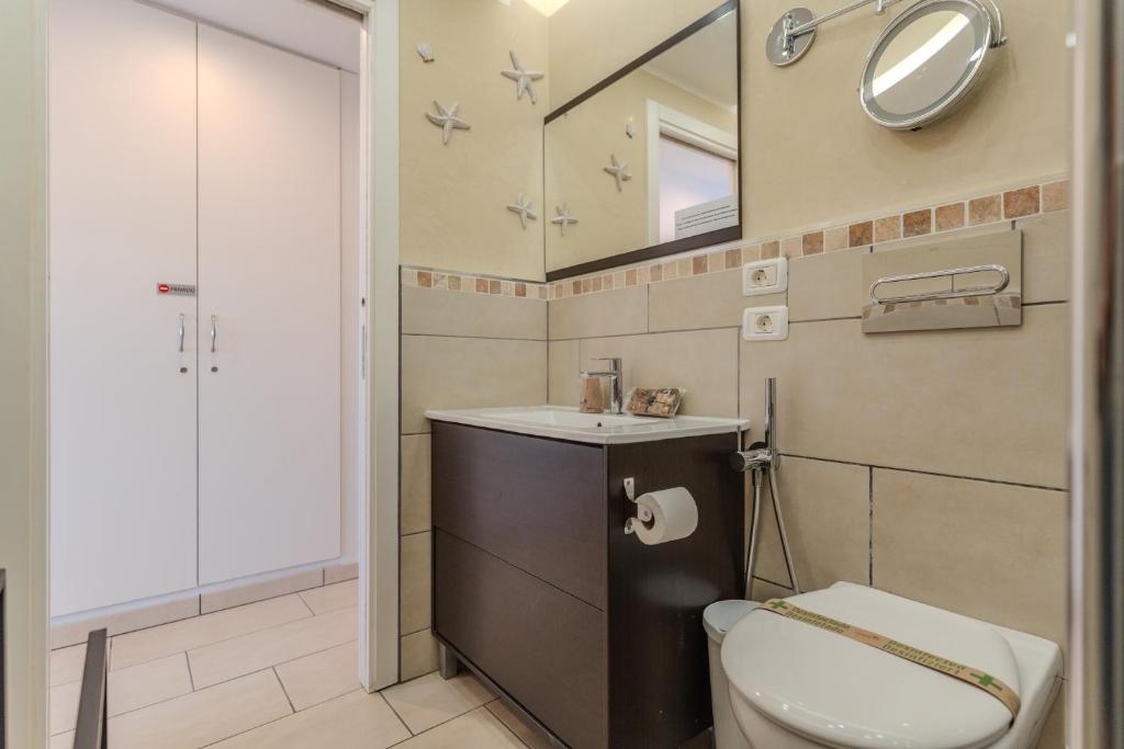 A bathroom at GO2TENERIFE Apart'Luna Pool & Sea view