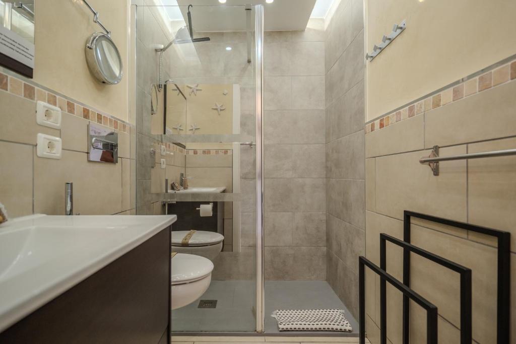 A bathroom at GO2TENERIFE Apart'Luna Pool & Sea view