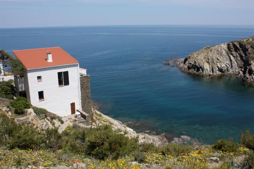 une maison sur le flanc d'une colline près de l'eau dans l'établissement Villa Ey - waterfront with a view, à Banyuls-sur-Mer