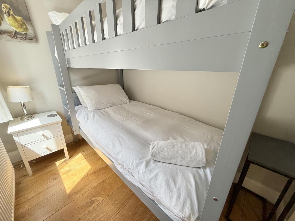 Postel nebo postele na pokoji v ubytování Marigold Cottage