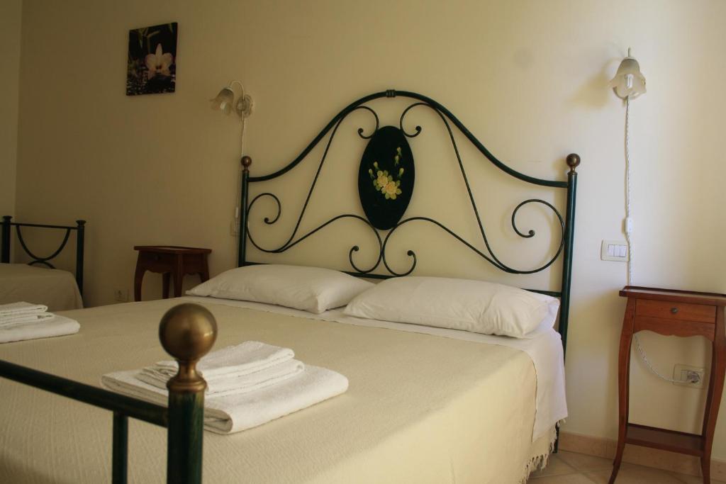 a bedroom with a bed with a black and white headboard at Agriturismo Furfullanu in Nurallào