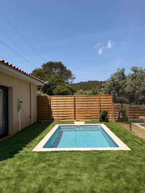 - une petite piscine dans la cour d'une maison dans l'établissement Maison avec piscine privative au coeur d'une oliveraie, à Roquevaire