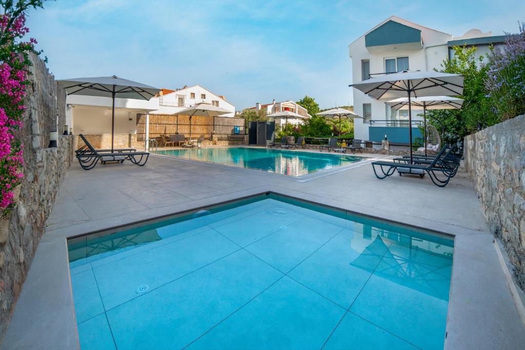 Bazén v ubytování Özgüm Suite Otel nebo v jeho okolí