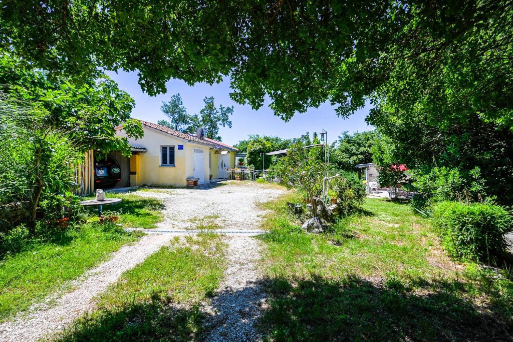a dirt road in front of a house at Helena Garden House in Kanfanar