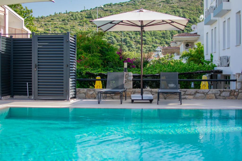 Bazén v ubytování Özgüm Suite Otel nebo v jeho okolí