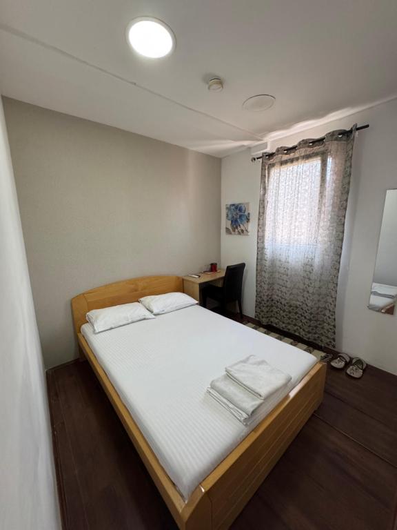 Postel nebo postele na pokoji v ubytování Apartments and Rooms L E F T RIVER Belgrade