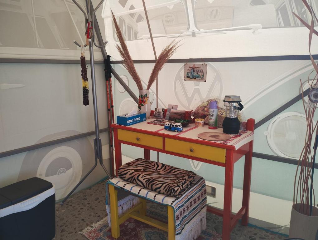Kuchyň nebo kuchyňský kout v ubytování Cornelia Hippie Magic Bus