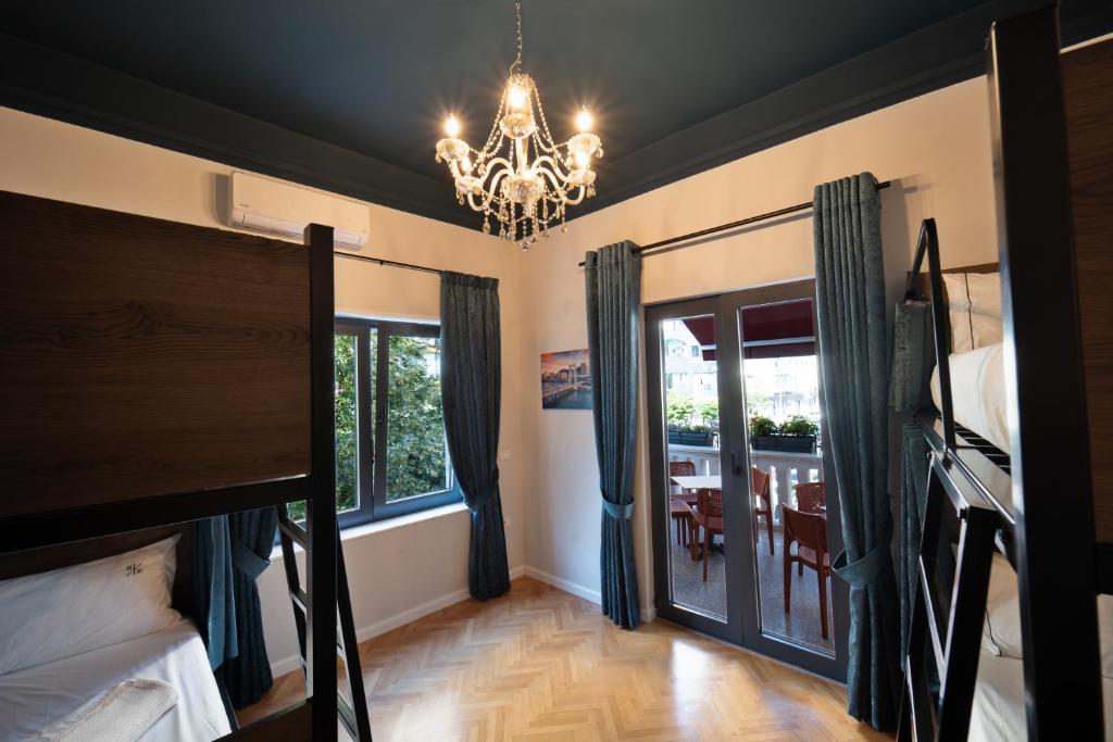 Postel nebo postele na pokoji v ubytování 2115 Boutique Hostel