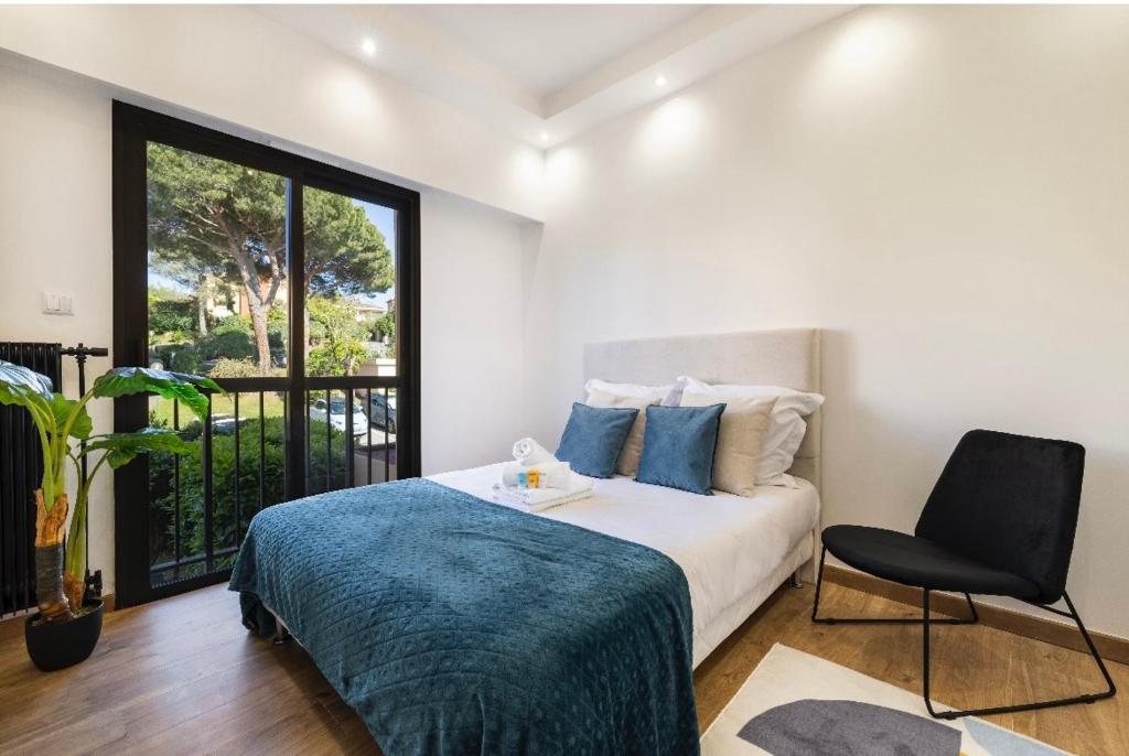 une chambre avec un lit, une chaise et une fenêtre dans l'établissement apartment in Cannes-Croisette, à Cannes