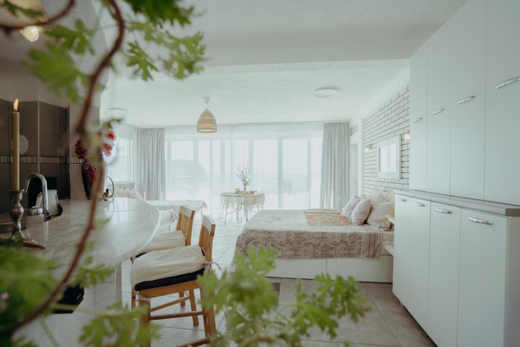 Mahakala Center - Studio Apartment With Sea View