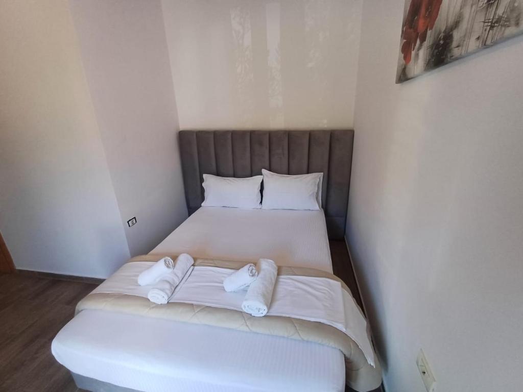 Postel nebo postele na pokoji v ubytování Velco BB Himara