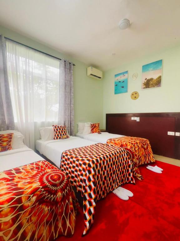 Postel nebo postele na pokoji v ubytování Sea Crest Hotel