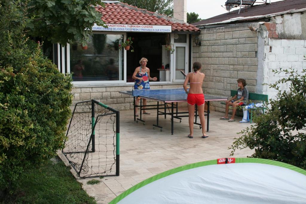 Stolní tenis v ubytování Hotel HAL-TUR nebo okolí