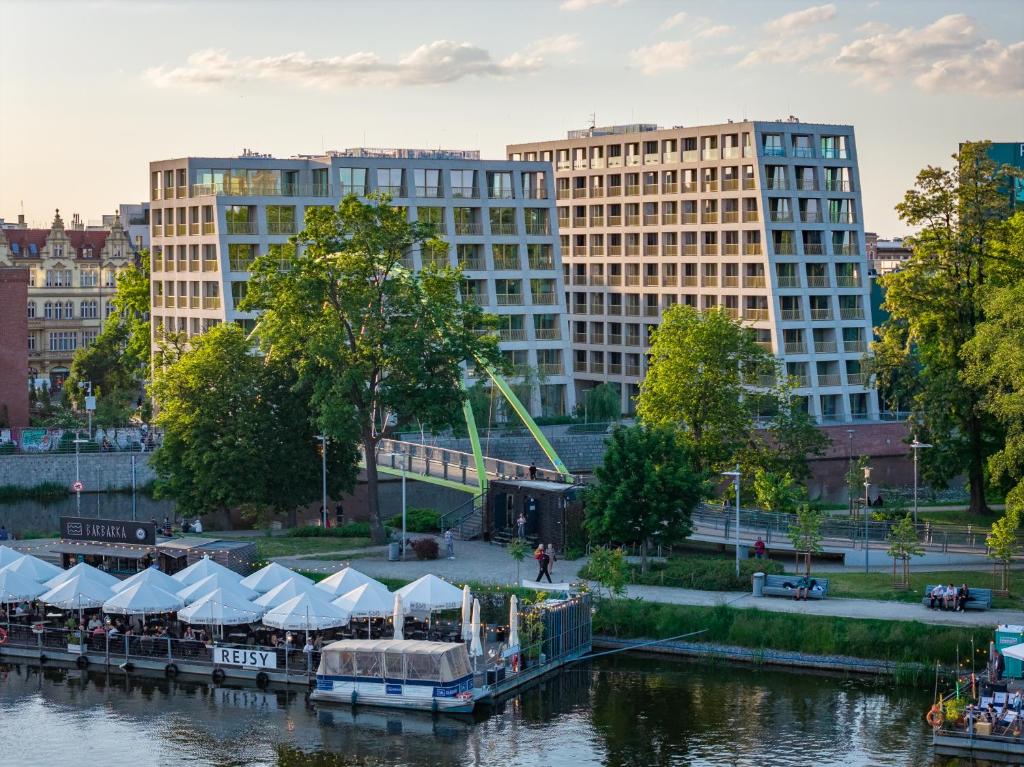 Výhled na řeku, která protéká v blízkosti aparthotelu