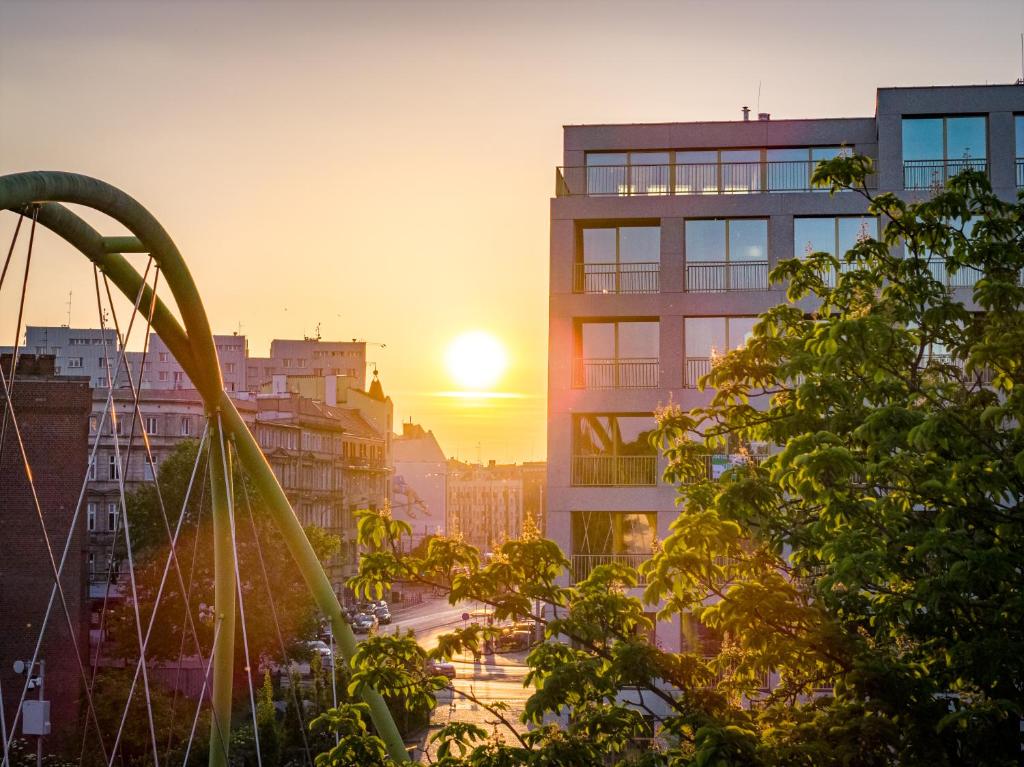 Východ nebo západ slunce při pohledu z aparthotelu nebo okolí