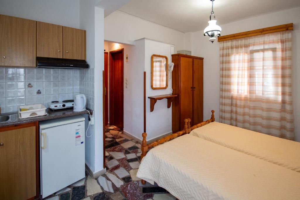 Kuchyň nebo kuchyňský kout v ubytování Lefteris Rooms