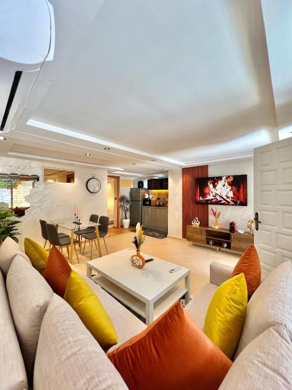 ein Wohnzimmer mit Sofa und Tisch in der Unterkunft C1, Chic Seaside Stay at Carrousel Mall, Walk Everywhere in Rabat