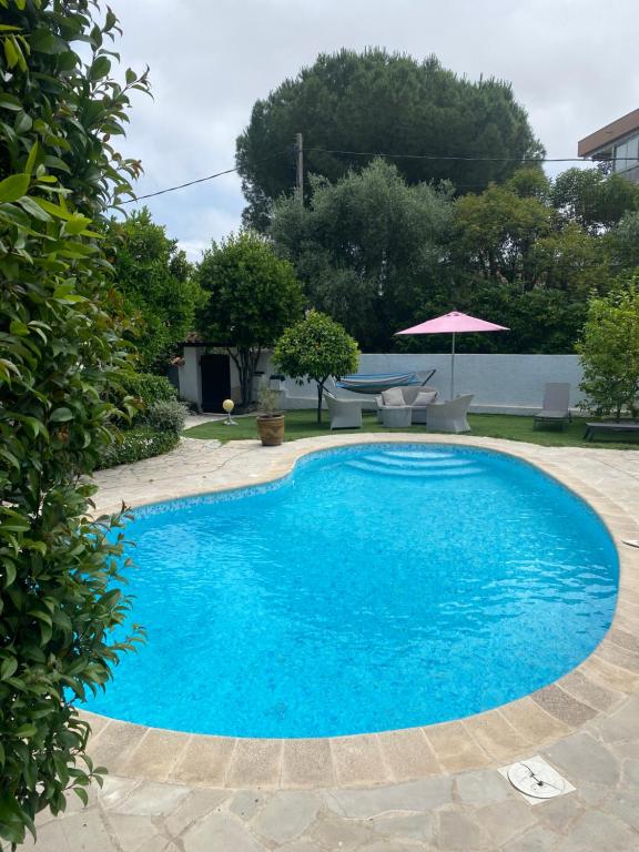une grande piscine bleue dans une cour dans l'établissement Bastide Anna, au Cannet