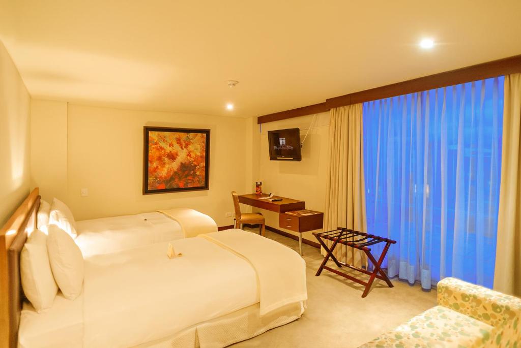Postel nebo postele na pokoji v ubytování Blue Suites Hotel