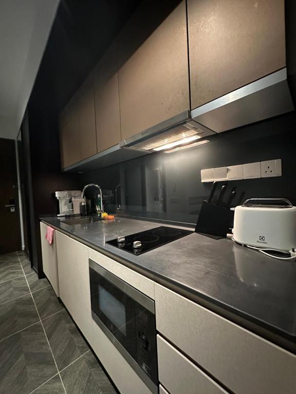 Kuchyň nebo kuchyňský kout v ubytování Scarletz Suites KLCC Deluxe Room