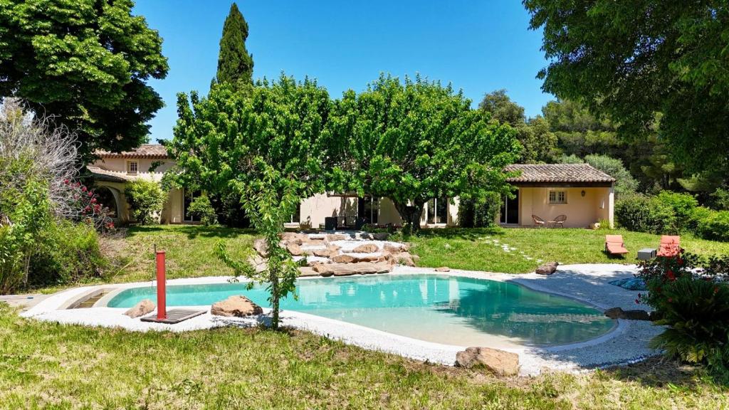 a swimming pool in the yard of a house at Villa Pio in Roquebrune-sur-Argens