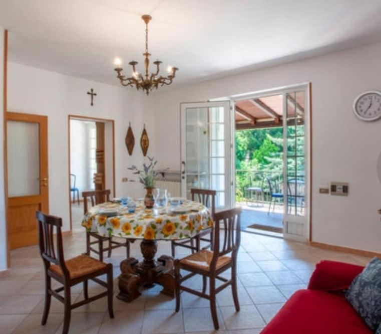 Villa Glicine Casa Vacanze con Piscina e Camino ad Apecchio, Marche