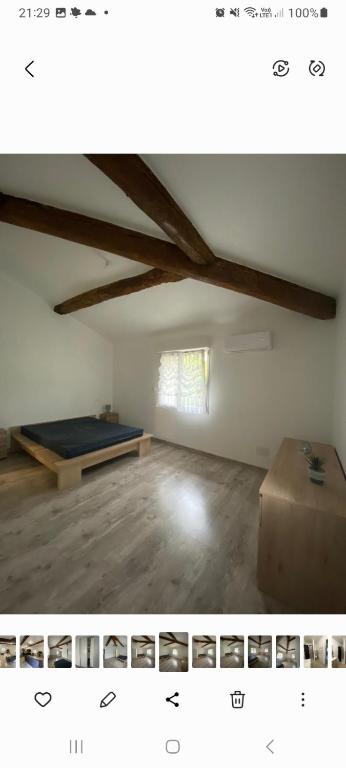una mansarda con un materasso e un letto dentro di Agréable maison dans petit village calme a Floure